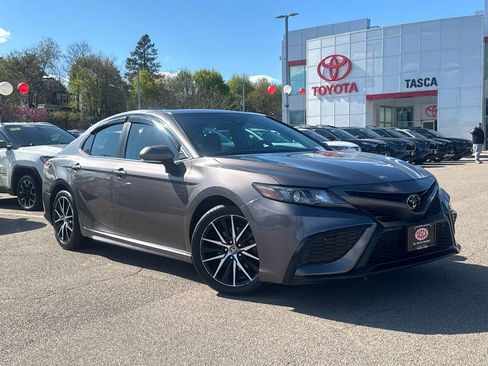 Used 2022 Toyota Camry SE w/ Cold Weather Package AWD/4WD image 1