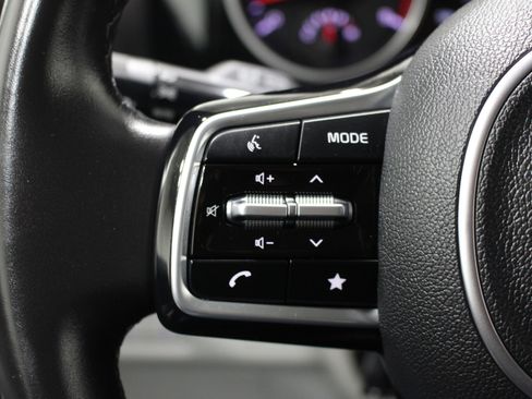 Used 2023 Kia Carnival EX FWD image 11