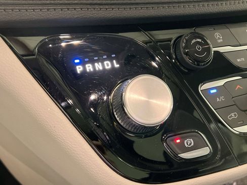 Used 2020 Chrysler Pacifica Limited image 21