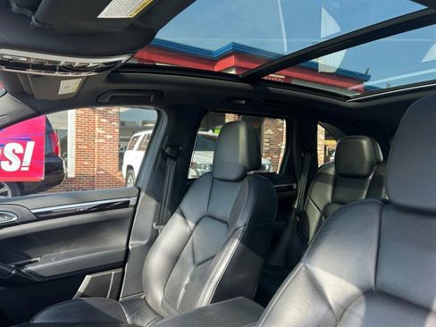 Used 2018 Porsche Cayenne Sport Utility 4D image 16