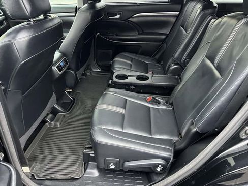 Used 2018 Toyota Highlander SE image 28