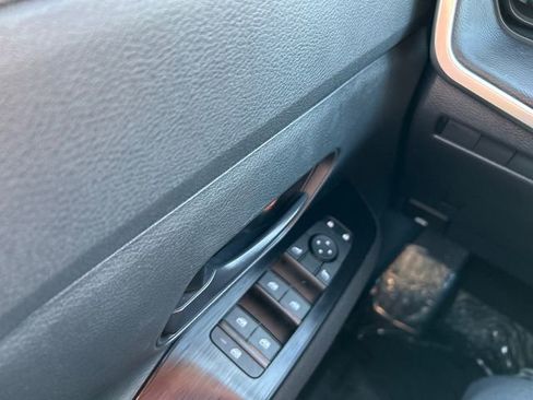 Used 2025 Nissan Kicks S image 17