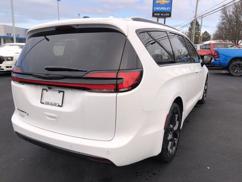 New 2026 Chrysler Pacifica Select image 13