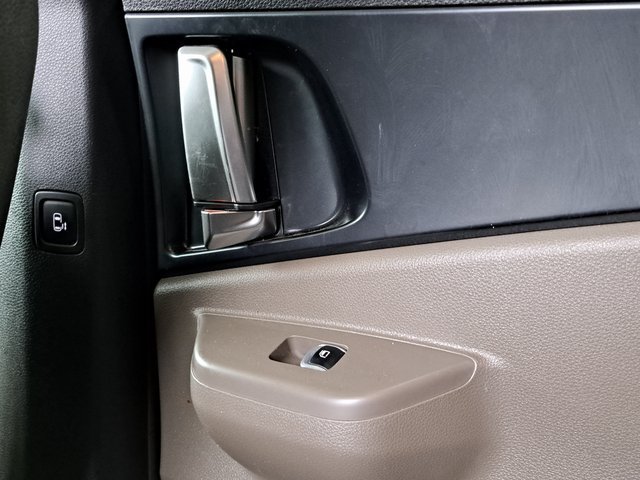 Used 2025 Kia Carnival FWD image 26