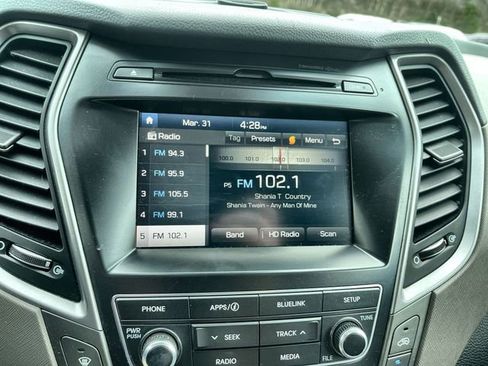 Used 2017 Hyundai Santa Fe SE image 14