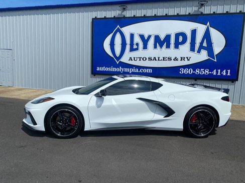 Used 2021 Chevrolet Corvette Stingray Premium Cpe w/ Z51 Performance Package image 2