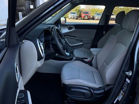 Used 2025 Kia Soul LX w/ LX Technology Package image 10
