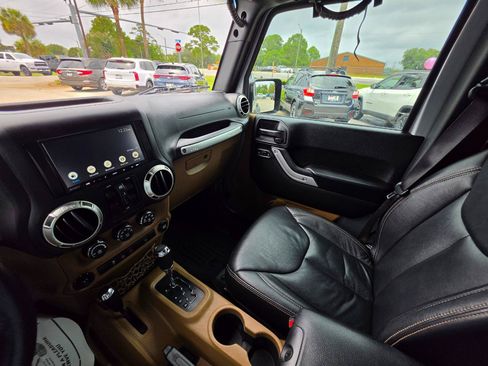Used 2017 Jeep Wrangler Unlimited Rubicon w/ Connectivity Group AWD/4WD image 23