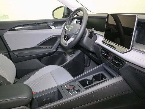 Used 2025 Volkswagen Tiguan SE w/ Panoramic Sunroof Package AWD/4WD image 16