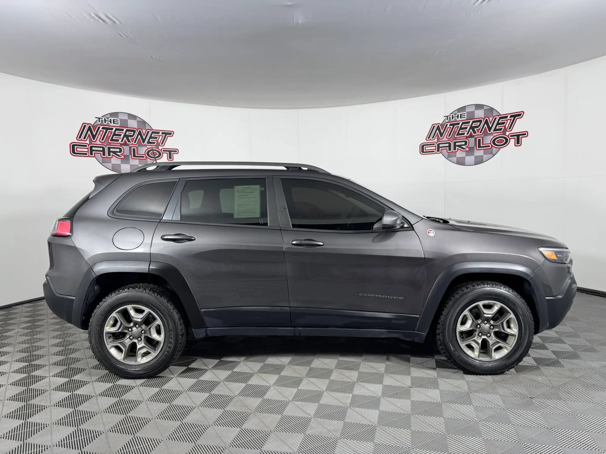 Used 2019 Jeep Cherokee Trailhawk AWD/4WD image 8