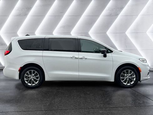 New 2026 Chrysler Pacifica Select image 7
