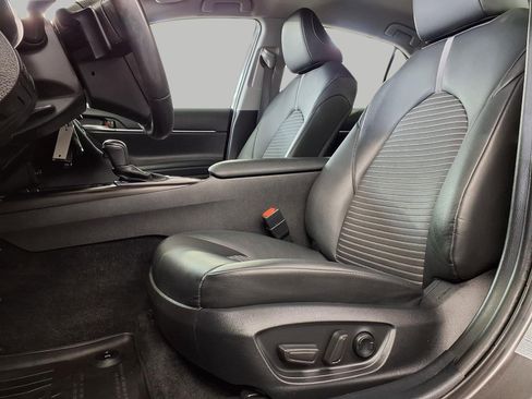 Used 2022 Toyota Camry SE image 11