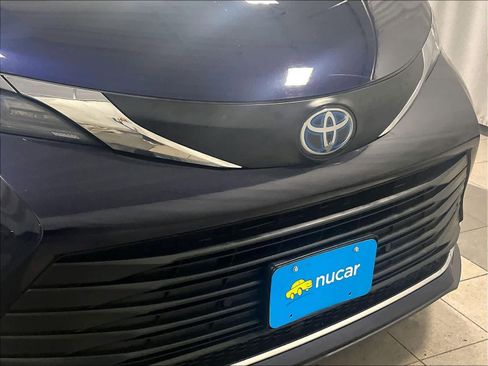 Used 2022 Toyota Sienna XLE w/ XLE Plus Package image 32