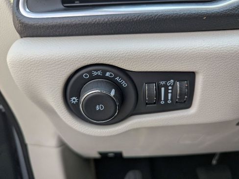 Used 2024 Chrysler Pacifica Limited FWD image 17