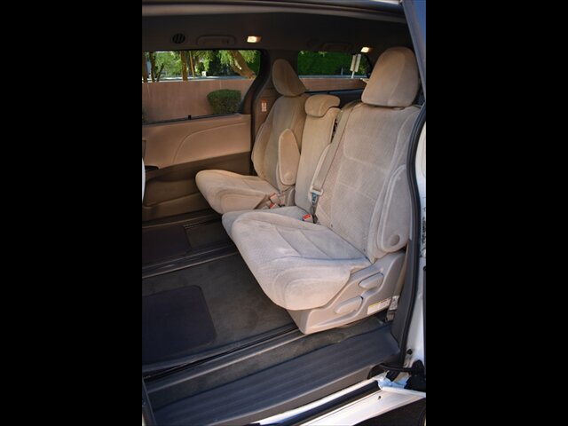 Used 2017 Toyota Sienna LE FWD image 19