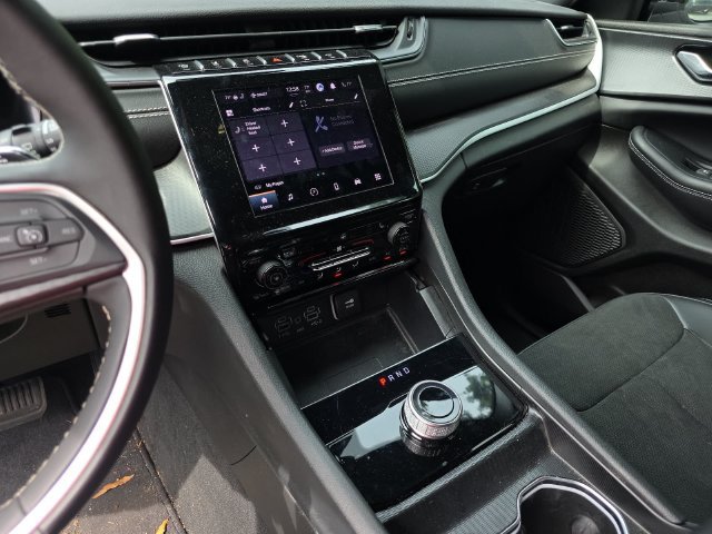 Used 2025 Jeep Grand Cherokee Altitude RWD image 18