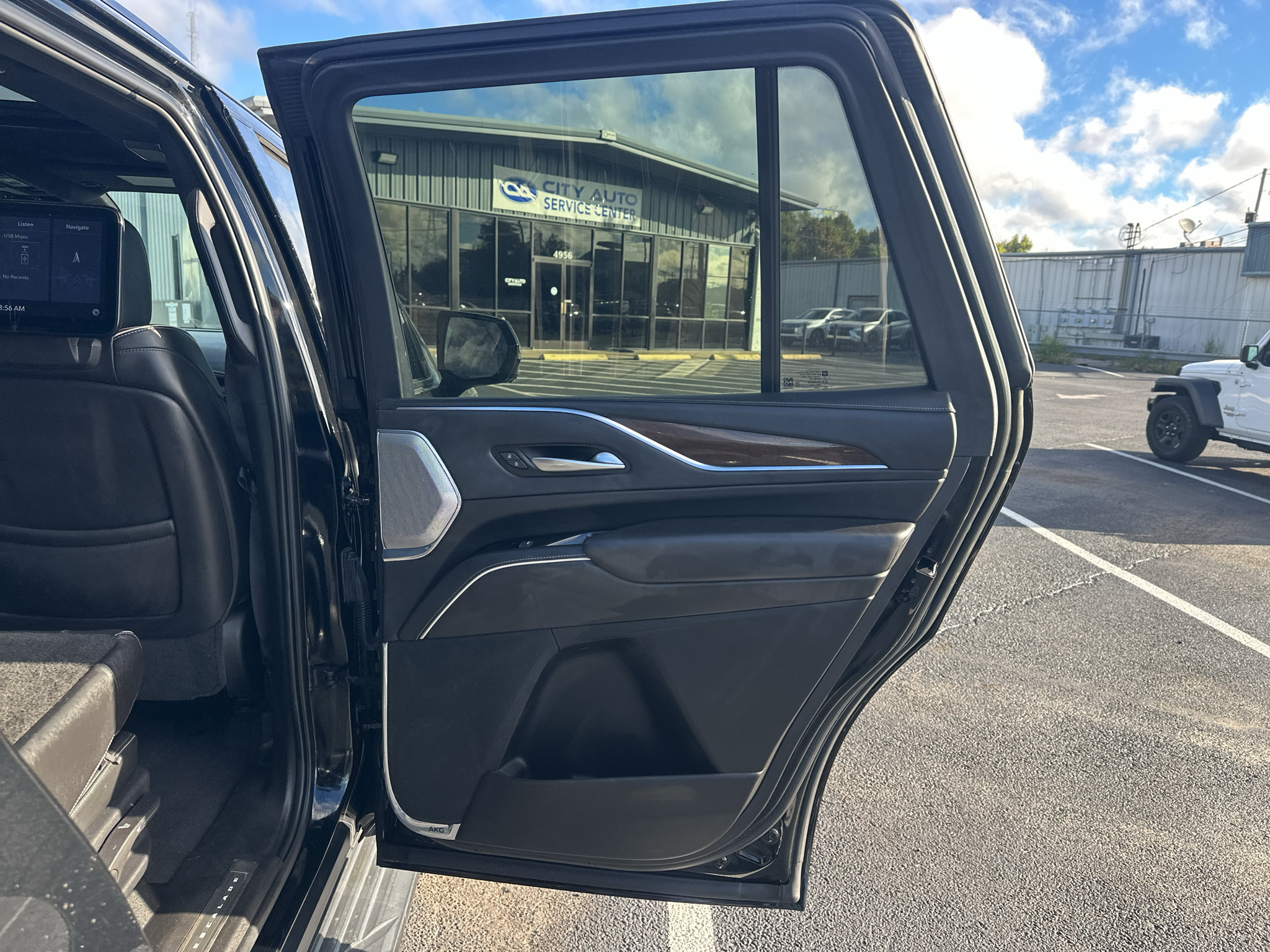 Used 2021 Cadillac Escalade Sport Platinum w/ LPO, ONYX Package AWD/4WD image 18