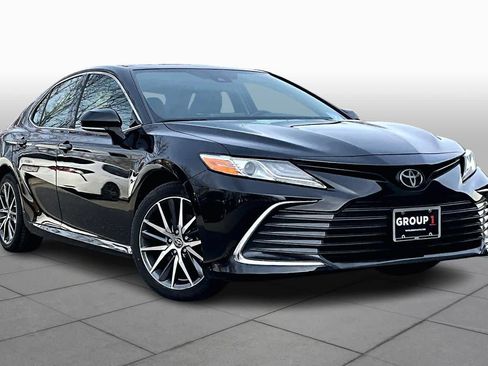 Used 2023 Toyota Camry XLE image 2