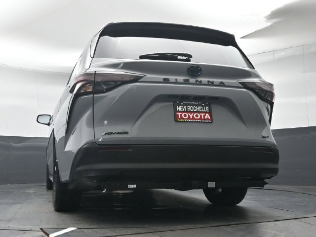 Used 2025 Toyota Sienna XLE Woodland Edition AWD/4WD image 40