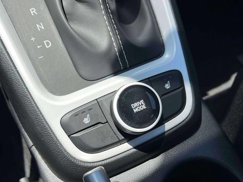 Used 2025 Hyundai Venue Limited FWD image 38