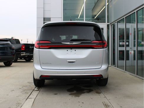 New 2026 Chrysler Pacifica Select image 7