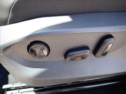 Used 2022 Volkswagen Tiguan SE image 13