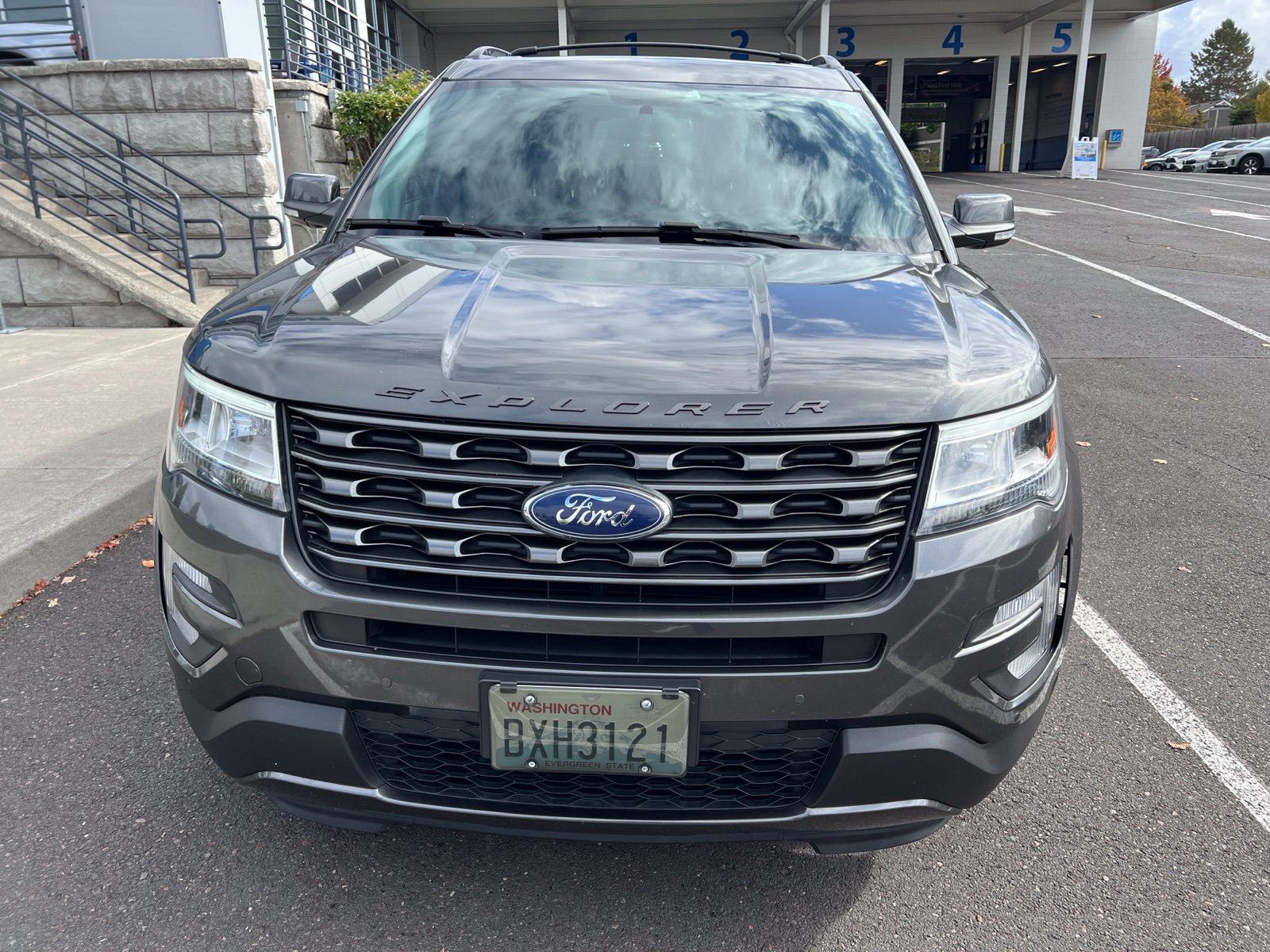 Used 2017 Ford Explorer XLT w/ Equipment Group 202A AWD/4WD image 2