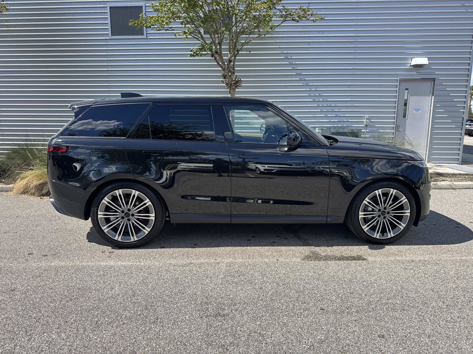 New 2027 Land Rover Range Rover Sport SE AWD/4WD image 5