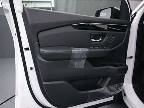 New 2025 Honda Pilot Touring image 3