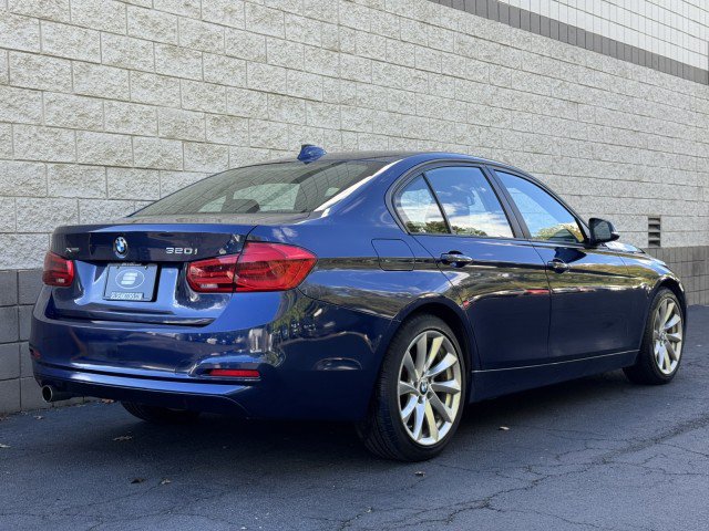 Used 2018 BMW 320i xDrive Sedan w/ Convenience Package AWD/4WD image 3