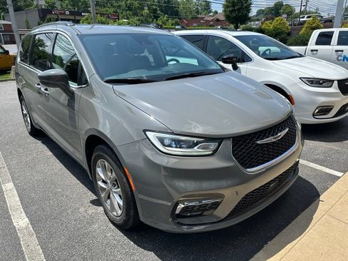 Used 2022 Chrysler Pacifica Touring-L AWD/4WD image 1