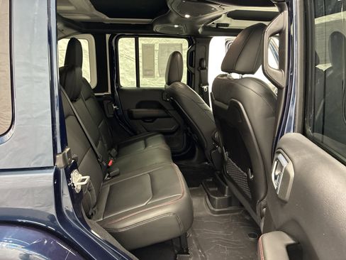 Used 2025 Jeep Wrangler Unlimited Rubicon AWD/4WD image 11