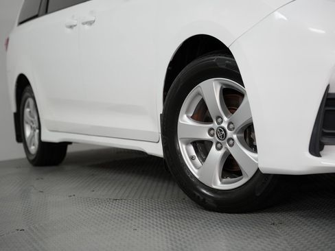 Used 2018 Toyota Sienna LE image 17