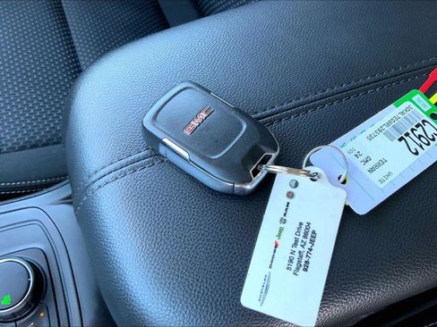 Used 2024 GMC Terrain SLE AWD/4WD image 12