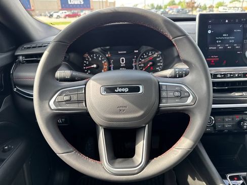 Used 2025 Jeep Compass Trailhawk AWD/4WD image 18