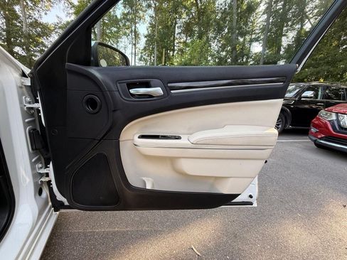 Used 2015 Chrysler 300 Limited RWD image 15