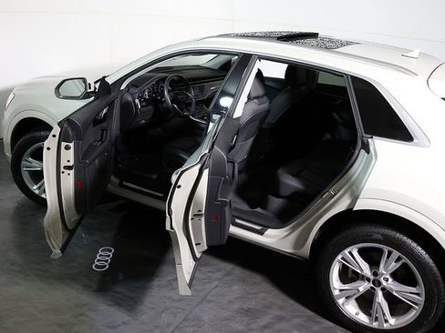 Used 2023 Audi Q8 Premium w/ Convenience Package AWD/4WD image 5