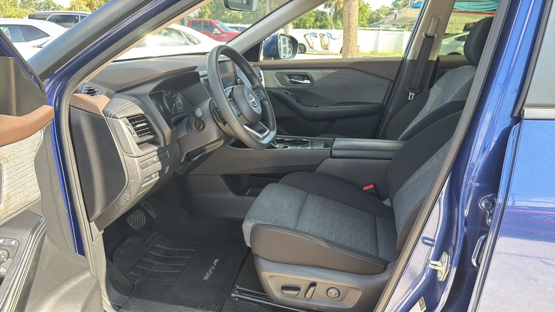 Used 2023 Nissan Rogue SV FWD image 15