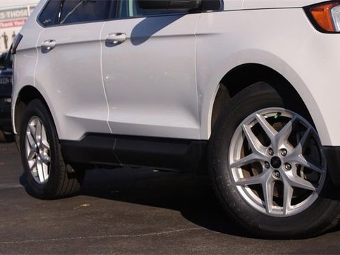 Certified 2024 Ford Edge SEL image 3