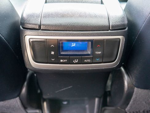 Used 2019 Toyota Highlander SE image 15