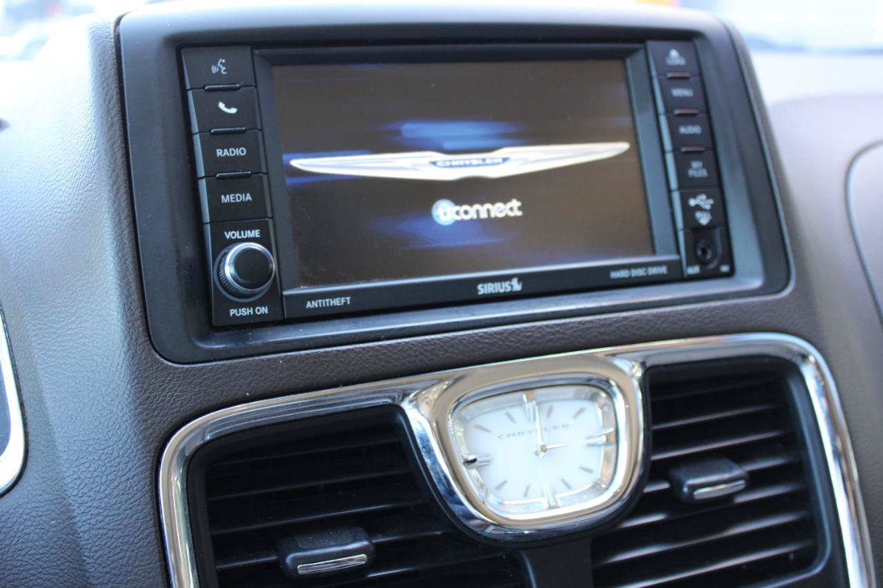 Used 2015 Chrysler Town & Country Touring-L w/ Driver Convenience Group FWD image 28