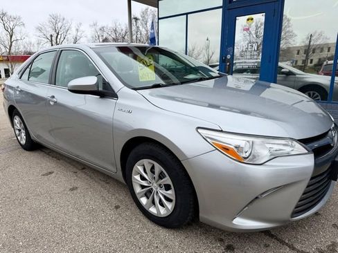 Used 2016 Toyota Camry LE image 2