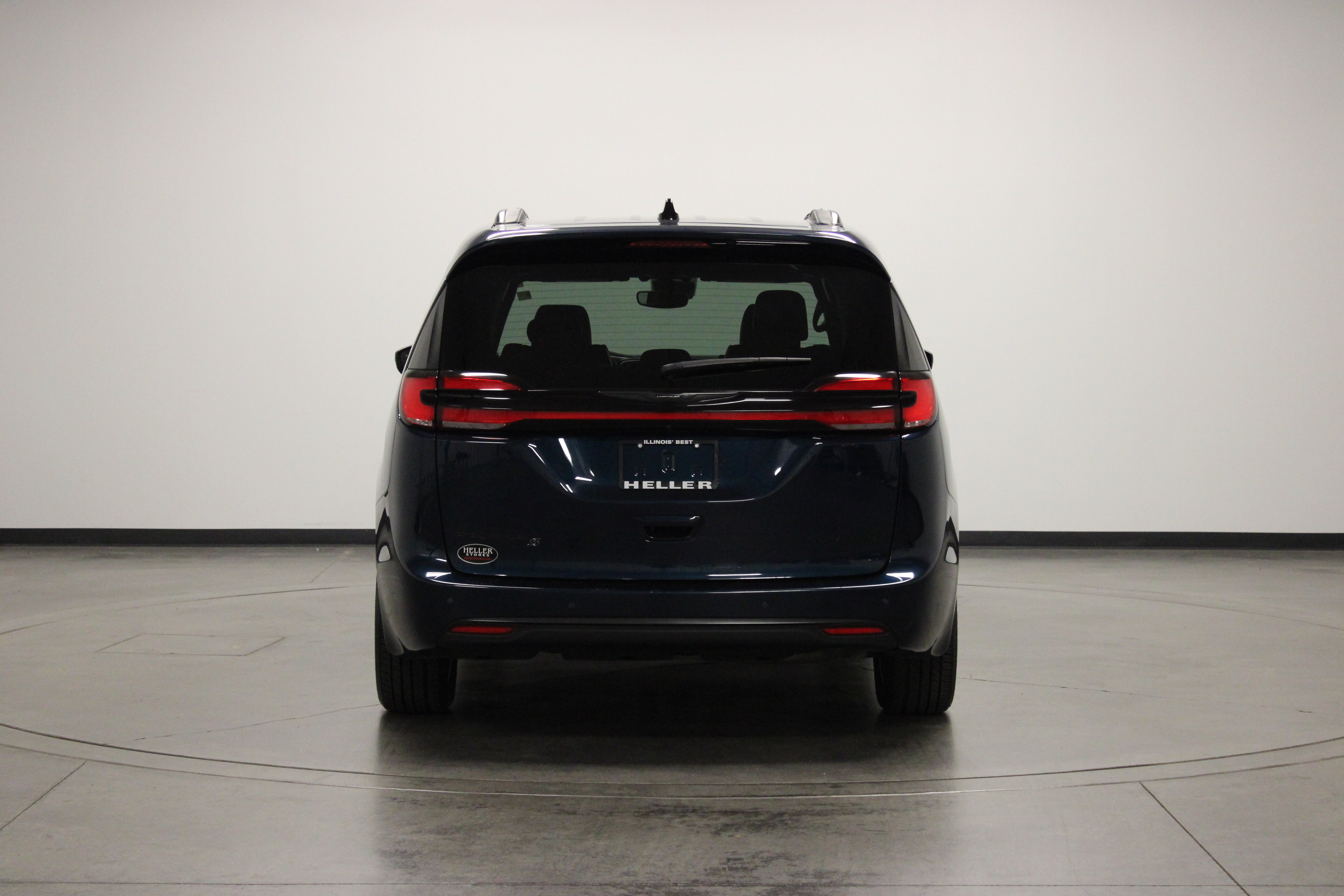 Used 2025 Chrysler Pacifica Limited FWD image 7