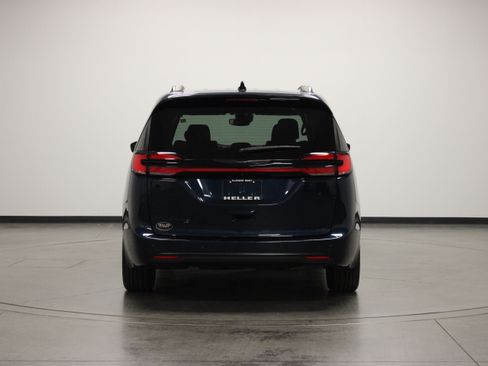 Used 2025 Chrysler Pacifica Limited FWD image 7