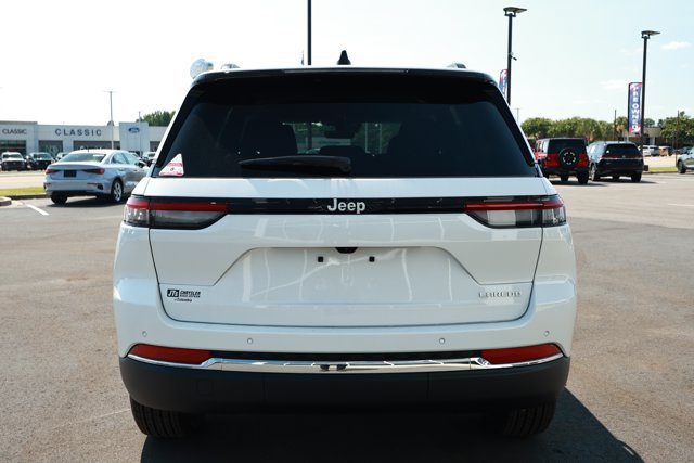 New 2026 Jeep Grand Cherokee Laredo RWD image 7