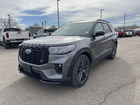 Used 2025 Ford Explorer ST image 3