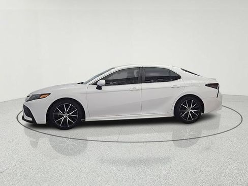 Used 2022 Toyota Camry SE w/ Cold Weather Package image 4