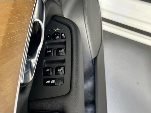 Used 2022 Volvo XC90 T6 Momentum w/ Advanced Package image 16