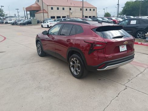 Used 2025 Chevrolet Trax LT w/ LT Convenience Package FWD image 8