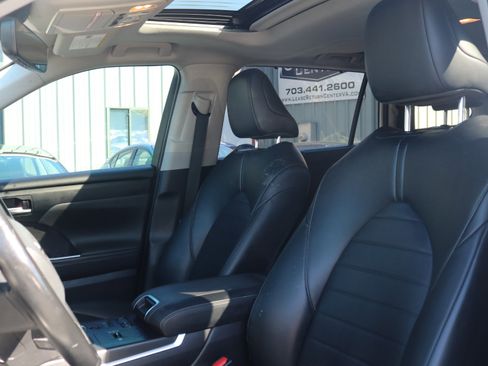 Used 2022 Toyota Highlander XLE image 12